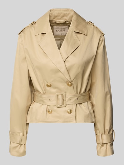 Produktfoto, Cropped Trenchcoat mit Reverskragen Modell 'Fatou' von Guess aus Baumwoll-Mix in Beige mit goldenen Knöpfen, Stoffgürtel, taillierte Passform, Doppelreihige Knopfleiste, Rückenlänge 53 cm, Schulterbreite 41 cm, Brustweite 40 cm, Ärmellänge 58 cm.