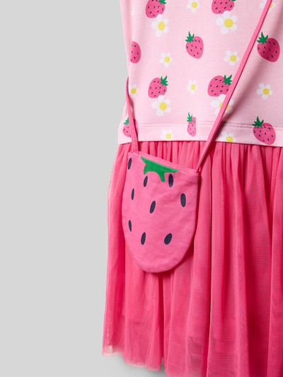 Meisje draagt Regular Fit jurk met motiefprint van DANAMADE, roze katoenmix, kapmouwen, mesh en plooien, ruglengte maat 116: 62 cm, mouwlengte 6 cm, nahaufnahme onderlichaam.