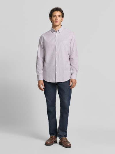 Męskimodel nosi Regular Fit Freizeithemd mit Button-Down-Kragen od Christian Berg Men z bawełny, krój regular fit, listwa guzikowa, brustasza, długość tyłu w rozmiarze M: 80 cm, szerokość w rozmiarze M: 42 cm, długość rękawów w rozmiarze M: 66 cm, widok całościowy z przodu