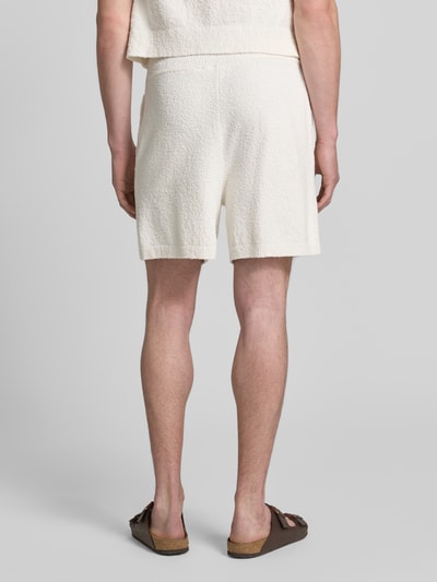 Männermodel trägt Relaxed Fit Sweatshorts aus Baumwoll-Mix von Lacoste in Optik: Unifarben, Materialverarbeitung: Bouclé, Ganzkörperansicht Rückansicht.