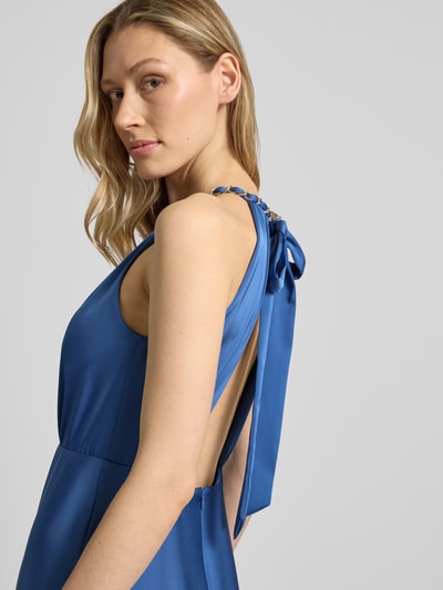 Vrouwenmodel draagt 'Neckholder-maxi-jurk met flechtkette en diep rugdecolleté' van Jake*s Cocktail in blauw, materiaalmix met stretch, A-lijn, detailopname schouderpartij