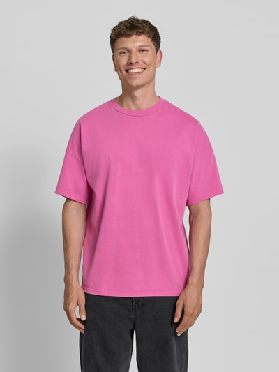Männermodel trägt T-Shirt mit geripptem Rundhalsausschnitt Modell 'FIZVALLEY' von American Vintage aus Reine Baumwolle in Loose-Fit, Ganzkörperansicht von vorne, Rückenlänge bei Größe M/L 72 cm.
