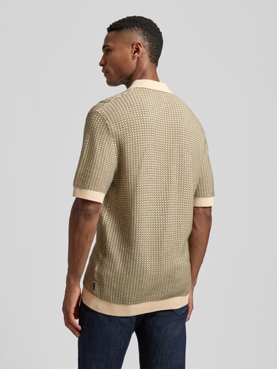 Männermodel trägt Regular Fit Poloshirt in Strick-Optik Modell 'Kingsley' von Jack & Jones Premium, beige, Reine Baumwolle, Rückansicht.