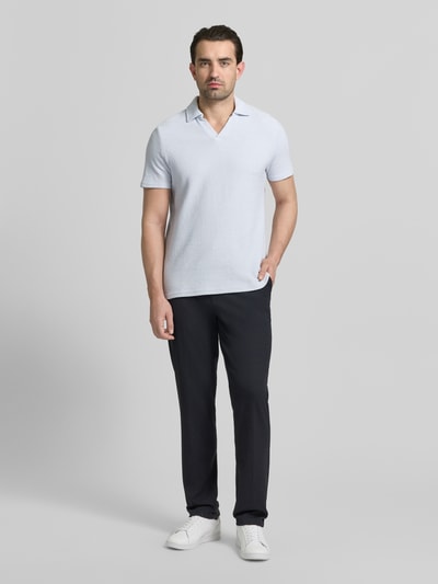Męski model nosi Regular Fit Poloshirt aus Baumwoll-Mix von MCNEAL, jasnoniebieski, waffle-piqué, bawełna z elastanem, kołnierzyk, krótki rękaw, krój regular fit, długość tyłu w rozmiarze M: 69 cm, pełen widok z przodu