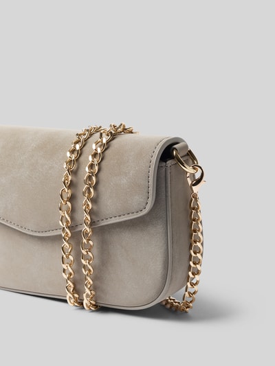 Produktfoto, Crossbody Bag mit Strukturmuster Modell 'Vanja' von Seidenfelt in Beige, goldfarbener Ketten-Schulterriemen, Detailansicht, Damen Crossbody Bag, Überschlag, Hauptfach, Strukturmuster, Größe 1: 18x12x5 cm, Schulterriemen 120 cm.