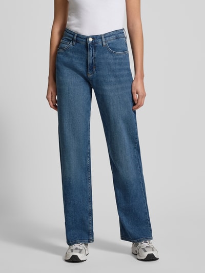 Frauenmodel trägt Jeans mit 5-Pocket-Design von comma, blauer Baumwoll-Mix mit Stretch, lockerer Schnitt, Ganzkörperansicht von vorne.