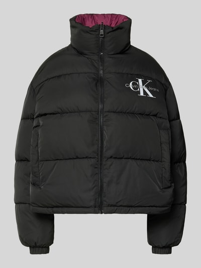 Produktfoto, czarna Jacke mit Logo-Print von Calvin Klein Jeans, pikowana, prosty krój, stójka, elastyczne mankiety, gładka faktura.
