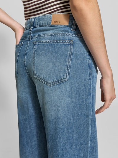 Vrouwenmodel draagt Wide Fit Jeans aus reiner Baumwolle van zero, middelblau, 5-pocketmodel, puur katoen, detailopname rugaanzicht.