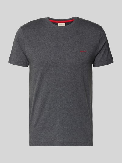 Produktfoto, T-Shirt mit Label-Detail von Gant in Dunkelgrau, Reine Baumwolle, Gerader Schnitt, Rundhalsausschnitt, Rückenlänge 70 cm