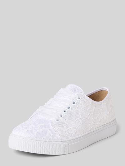 Produktfoto, białe Schnürschuhe mit strukturierter Sohle von Happy Girls o zaokrąglonym czubku i fakturze koronki, wysokość obcasa 2 cm, wysokość cholewki 4 cm, szerokość cholewki 5 cm, kontekst dziecięcy