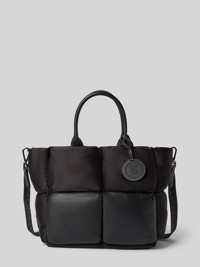 Produktfoto, czarna torba shopper z pikowaniem, uchwyty, pasek na ramię, detal z logo, Model 'gletsch amelie' BOGNER, Główna przegroda z zamkiem błyskawicznym, Szerokość w rozmiarze 1: 42 cm, Długość w rozmiarze 1: 30 cm, Głębokość w rozmiarze 1: 17 cm, Długość paska na ramię w rozmiarze 1: 40 cm