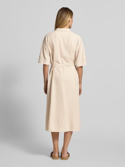 Frauenmodel trägt Relaxed Fit Midikleid aus Leinen-Mix Modell 'Falakka' von B.Young in Beige, sichtbare Textur, Ganzkörperansicht Rückansicht. Leinen-Mix mit Viskose-Anteil, Umlegekragen, Halbarm, durchgehende Knopfleiste, Rückenlänge 120 cm, Brustweite 50 cm, Ärmellänge 23 cm.