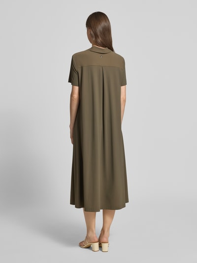 Frauenmodel trägt Midikleid mit Strukturmuster und Umlegekragen Modell 'JOSEPHINA' von Raffaello Rossi in Oliv, lockerer Schnitt, Material-Mix mit Stretch-Anteil, Ganzkörperansicht Rückansicht.
