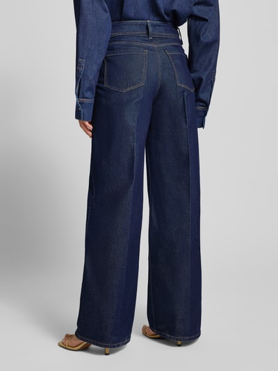 Vrouwenmodel draagt Wide Leg Jeans mit Bindegürtel van Christian Berg Woman, blauwe kleur, lengte naden, achterzakken, riem, volledig achteraanzicht.