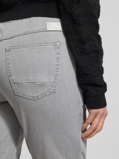 Kobiece model prezentuje Straight Fit Jeans mit Lyocell-Anteil Modell 'Pamina' od Raphaela By Brax, mieszanka bawełny i lyocellu, elastyczny pas, wpuszczane i tylne kieszenie, kolor jasnoszary, długość wewnętrzna nogawki 77 cm, szerokość w rozmiarze 36: 36 cm, detal tylnej kieszeni, zdjęcie z tyłu, zbliżenie na górną część spodni.