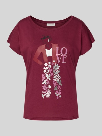 Produktfoto, T-Shirt mit Motiv-Print und Rundhalsausschnitt von Christian Berg Woman, bordowy kolor, bawełna-wiskoza, krój regular fit, nadruk z napisem, długość tyłu w rozmiarze S: 55 cm