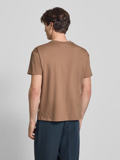 Männermodel trägt T-Shirt mit Label-Stitching von BLKVIS aus Reine Baumwolle, Regular-Fit, Rundhalsausschnitt, Rückenlänge 71 cm, Ganzkörperansicht Rückansicht