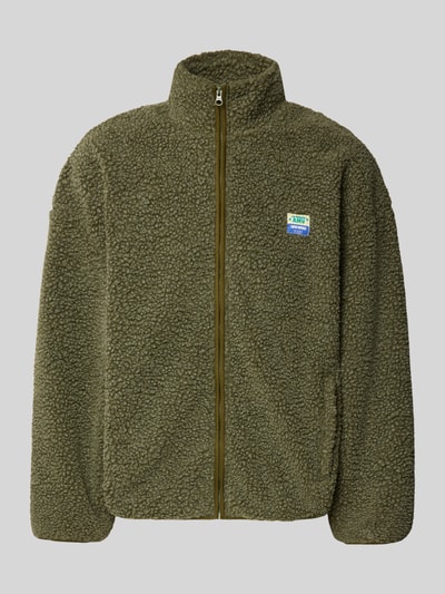 Produktfoto, Fleecejacke mit Stehkragen und Label-Detail Modell 'HOKTOWN' von American Vintage in Olivgrün, weiche Teddy-Oberfläche, Reißverschluss, Eingrifftaschen, Relaxed-Fit, Rückenlänge 69 cm, Schulterbreite 56 cm, Brustweite 48 cm, Ärmellänge 55 cm