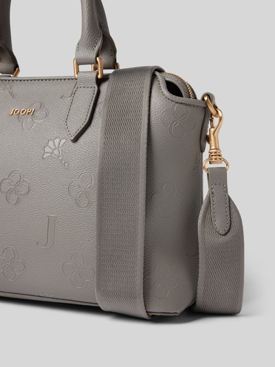 Produktfoto, Handtasche mit Label-Detail von JOOP! in Grau, strukturierte Oberfläche, goldene Details, abnehmbarer Schulterriemen, Kontext: Damen Handtasche mit Hauptfach und Innenfach mit Reißverschluss, Tragehenkel, Maße 33x21x12 cm, Schulterriemen 34 cm.