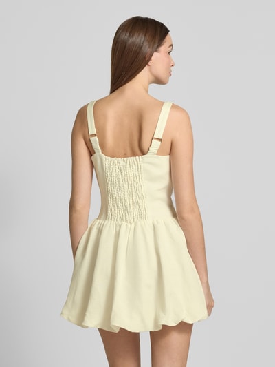 Frauenmodel trägt Cocktailkleid aus Leinen-Mix mit Smok-Details Modell 'Heidi' von Forever New in ausgestelltem Schnitt, Rückseite, Ganzkörperansicht Rückansicht.