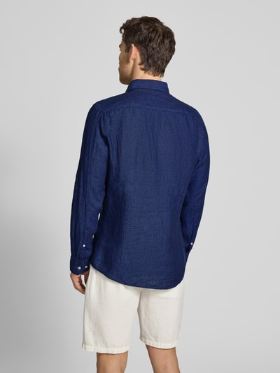 Männermodel trägt Slim Fit Business-Hemd aus linnen met kentkraag van SEIDENSTICKER, donkerblauw, knoopsluiting, ruglengte 69 cm, schouderbreedte 43 cm, mouwlengte 64 cm, ganzkörperaanzicht rugaanzicht.