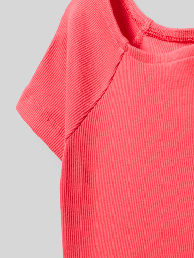 Mädchen trägt Regular Fit T-Shirt aus Baumwoll-Mix von s.Oliver RED LABEL, Optik: Unifarben, Feinripp, Rundhals, Kurzarm, Detailaufnahme.