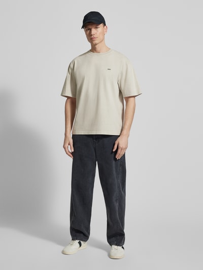 Mężczyznę model nosi T-Shirt mit Logo-Print Modell 'Gary' od Wood Wood, bawełna, krój regular fit, kremowy, przód, zdjęcie całopostaciowe