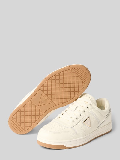 Produktfoto, Sneaker aus echtem Leder mit Logo-Detail Modell 'Uddent' von GUESS in Cremeweiß mit abgerundeter Passform und Schnürverschluss, strukturierte Oberfläche, Gummisohle, Absatzhöhe 3 cm, Schafthöhe 7 cm, Schaftweite 9 cm