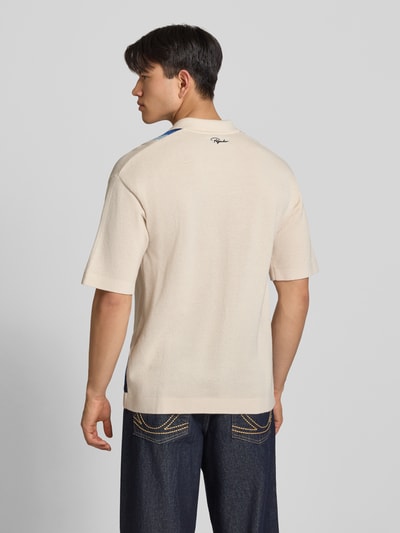 Männermodel trägt Relaxed Fit Poloshirt in Strick-Optik Modell 'Tellero' von Pegador, Reine Baumwolle, Kurzärmelig, Rückansicht, Ganzkörperansicht