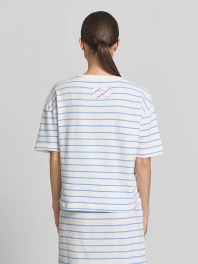 Modelka kobieta ma na sobie Regular Fit T-Shirt mit Rundhalsausschnitt od Smith and Soul, bawełna, krój regular fit, niebiesko-białe paski, długość tyłu rozmiar S: 56 cm, widok całej sylwetki z tyłu.