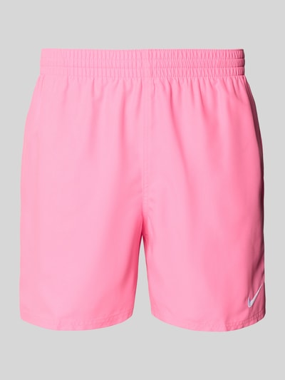 Produktfoto, Badeshorts mit Logo-Stitching und Eingrifftaschen von Nike in Rosa, Relaxed Fit, elastischer Bund, seitliche Taschen, glatte Textur
