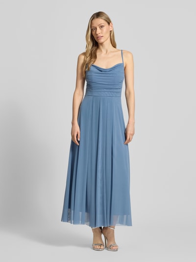 Frauenmodel trägt Cocktailkleid mit Drapierungen von TROYDEN COLLECTION in Blau, Mesh, Taillierter Schnitt, Midikleid, Wasserfall-Ausschnitt, Ganzkörperansicht von vorne.