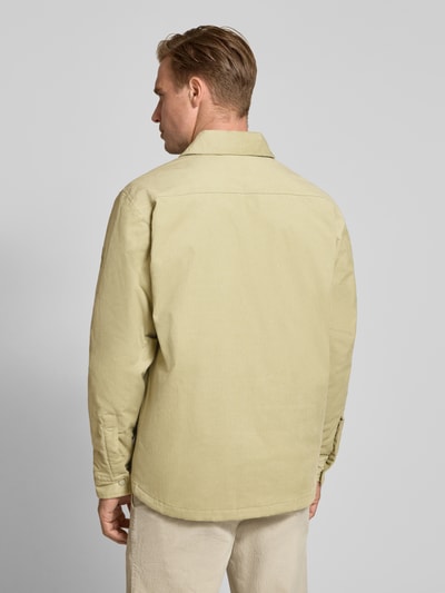 Männermodel trägt Regular Fit Hemdjacke aus Baumwoll-Mix Modell 'Locky_2_M' von BOSS Orange in hellem Beige, Ganzkörperansicht Rückansicht.