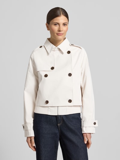Frauenmodel trägt Jacke mit doppelter Knopfleiste und Reißverschluss von monari in Creme mit Hemdkragen, Gerader-Schnitt, Riegel an den Ärmeln, Nahaufnahme Oberkörper. Rückenlänge 52 cm, Schulterbreite 41 cm, Brustweite 53 cm, Ärmellänge 63 cm, Größe 36.