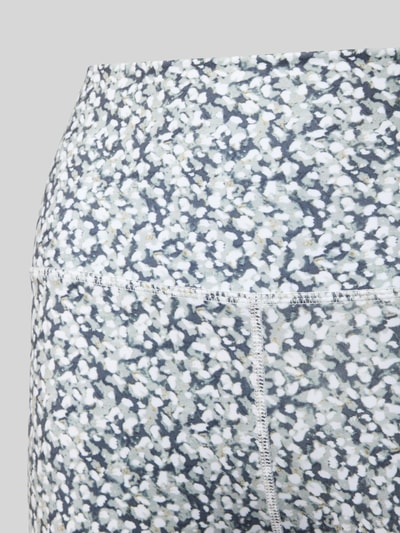 Männermodel trägt Slim Fit Leggins mit breitem Bund von VARLEY, elastyczna mieszanka materiałów, krój slim fit, szeroki elastyczny pas, detaliczny widok tylnej części