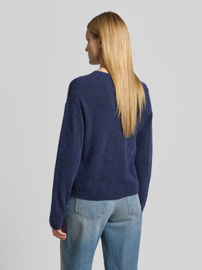 Frauenmodel trägt Strickpullover mit überschnittenen Schultern Modell 'Mape' von MOS MOSH aus Woll-Mix in Dunkelblau, gerader Schnitt, Rückenlänge 58 cm, Ärmellänge 56 cm, Ganzkörperansicht Rückansicht.