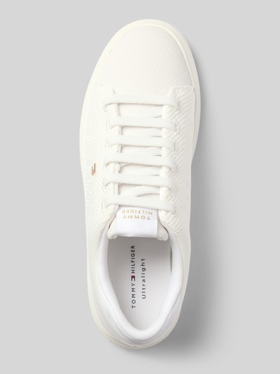 Produktfoto, Sneaker in Strickoptik mit Logo-Detail von Tommy Hilfiger für Damen in Weiß mit feiner Struktur und glatter Sohle