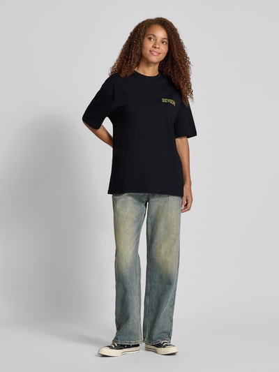 Review T-shirt o kroju oversized z nadrukiem z logo Czarny 1