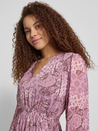 Frauenmodel trägt Minikleid mit Paisley-Muster im Stufen-Look von Review aus 100% recyceltem Polyester, A-Linie, Ballonärmel, Nahaufnahme Oberkörper.