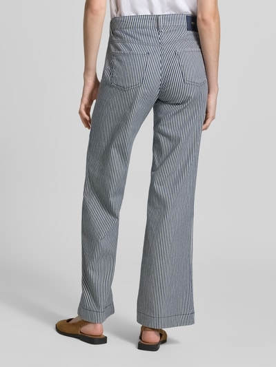 Modelka nosi Wide Leg Jeans im Allover-Look von MAC z mieszanki bawełny z dodatkiem streczu, wpuszczane kieszenie, widok całej sylwetki od tyłu. Szerokość w rozmiarze 36/32: 39 cm, długość wewnętrzna nogawki: 82 cm.