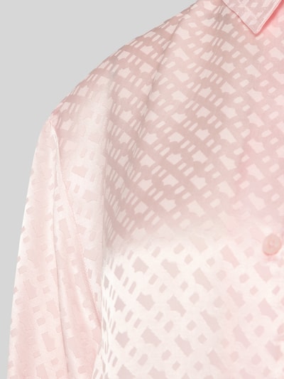 Frauenmodel trägt Regular Fit Pyjama-Oberteil aus reiner Viskose von BOSS in Optik: Unifarben, Satin, Label-Applikation, Nahaufnahme Oberkörper.