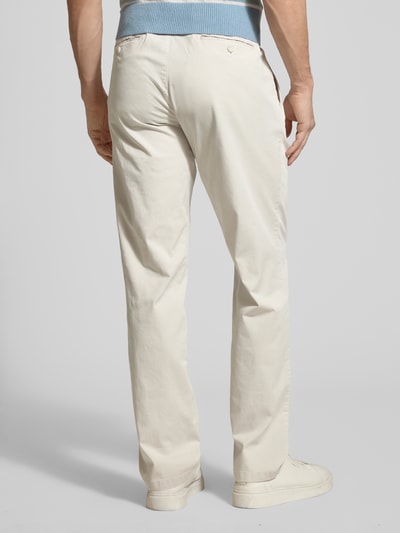 Männermodel trägt Straight Fit Stoffhose mit Lyocell-Anteil Modell 'Everest' von BRAX in Beige, Baumwoll-Lyocell-Mix, Rückansicht Ganzkörperansicht. Eingriffstaschen sowie Gesäßtaschen und Münztasche, elastischer Material-Mix, Knopf- und Reißverschluss, Bundweite 46 cm, Innenbeinlänge 82 cm, Größe 50.