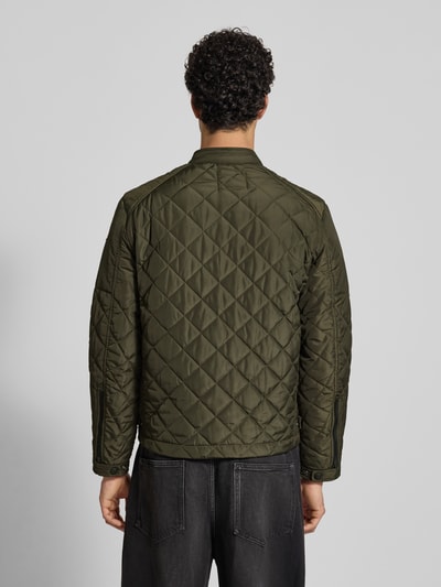 Männermodel trägt Regular Fit Jacke in Stepp-Optik von Replay in Olivgrün, Stehkragen, Rückenlänge 66 cm, Ganzkörperansicht Rückansicht.