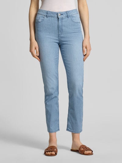Frauenmodel trägt Slim Fit Jeans mit Eingrifftaschen von Christian Berg Woman aus blauem Baumwoll-Mix, Ankle Length, Nahaufnahme Oberkörper.
