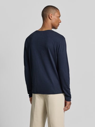 Männermodel trägt Regular Fit Longsleeve aus reiner Baumwolle Modell 'Kendrick' von Drykorn in Dunkelblau, Rückansicht, Rückenlänge 70 cm bei Größe M
