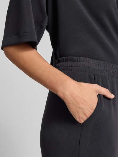 Frauenmodel trägt Hose aus Modal-Mix mit elastischem Bund von Jake*s Casual, dunkel, mit Eingrifftaschen, Nahaufnahme Oberkörper. Relaxed-Fit.