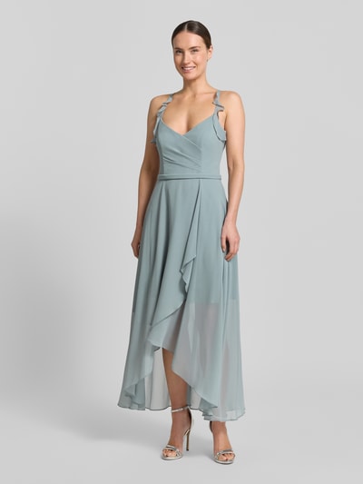 Frauenmodel trägt Cocktailkleid aus Chiffon mit Volants von V.M., A-Linie, Midikleid, V-Ausschnitt, Drapierungen, Ganzkörperansicht von vorne. Rückenlänge bei Größe 36: 109 cm, Brustweite bei Größe 36: 34 cm.
