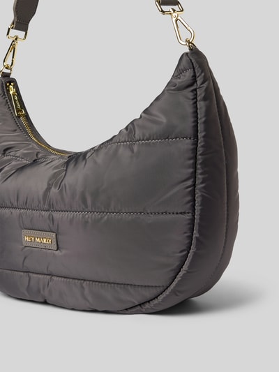 Produktfoto, Shoulder-Bag in Stepp-Optik Modell 'Lifetime Buddy' von Hey Marly in Anthrazit, mit Reißverschluss und Logo-Detail, glatte Struktur