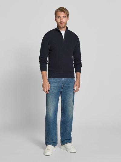 Męski model nosi Slim Fit Troyer aus Baumwoll-Mix od Matinique, mieszanka bawełny, krój slim fit, kołnierz zapinany, prążkowany pas, krój z długim rękawem, długość tyłu w rozmiarze M: 67 cm, długość rękawów w rozmiarze M: 68 cm, granatowy, gładka faktura, pełen widok z przodu.