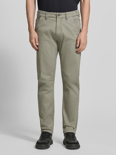 Männermodel trägt Regular Fit Chino aus Baumwoll-Mix von s.Oliver RED LABEL, unifarben, Mid Waist, 5-Pocket, Ganzkörperansicht von vorne.